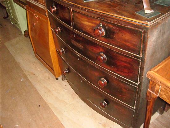 Victorian mahogany bow front chest of drawers(-)